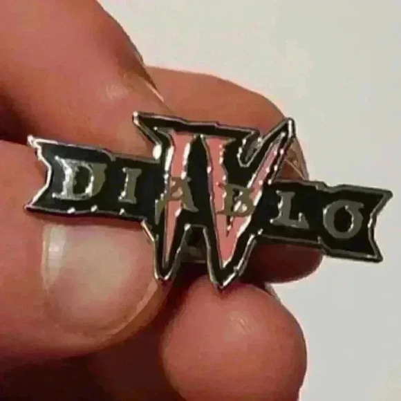 Blizzard Diablo IV Logo Enamel Pin - Epic Gaming Collectible - Picture 3 of 4